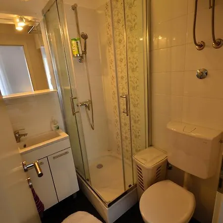 Downtown Main Street Апартаменты