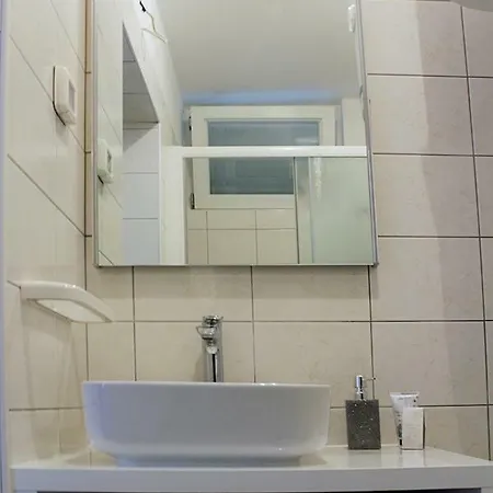 Downtown Main Street Апартаменты *