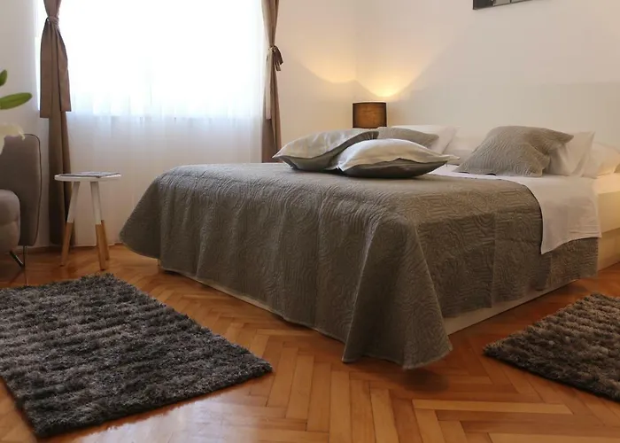 市区主街公寓 *